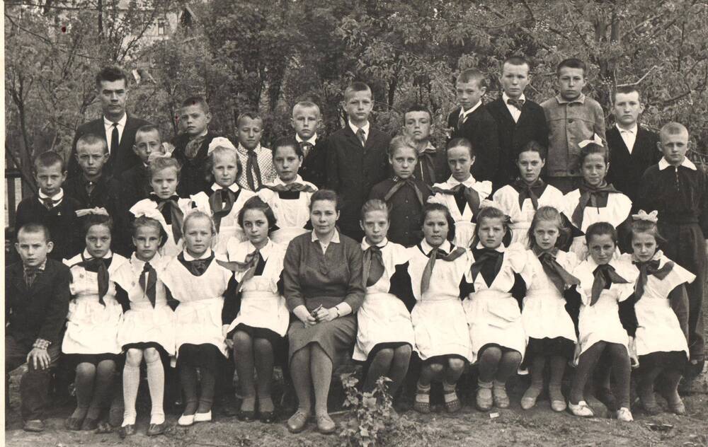 Фотография учащихся пионеров школы № 59  станции Сергач. 1969 г.