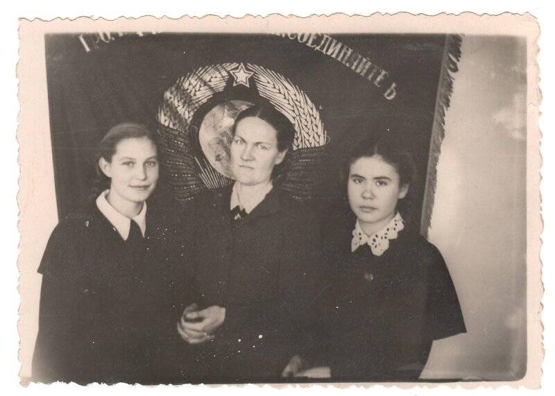 Фотография черно-белая. Чевдаева  Лилия Федоровна с двумя ученицами 10 «в» класса. г. Кыштым.