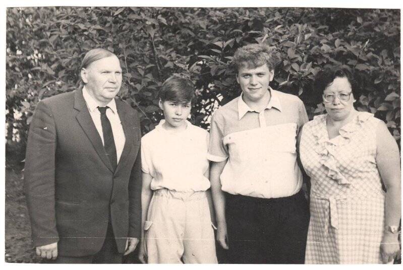 Фотография черно-белая. Семья Трошиных. г. Кыштым.