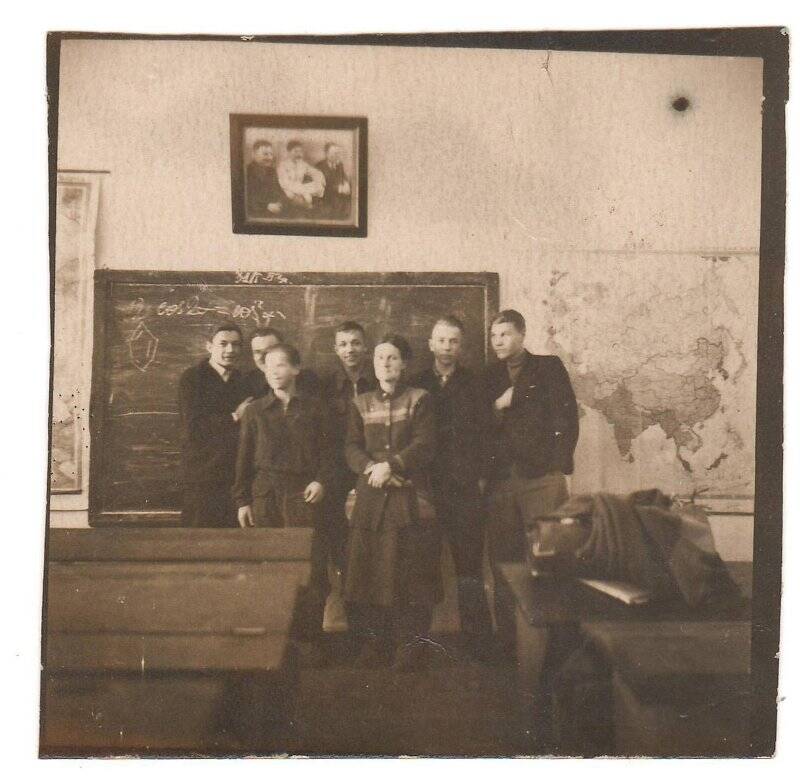 Фотография черно-белая. Чевдаева  Лилия Федоровна с юношами   в классе.  г. Кыштым.