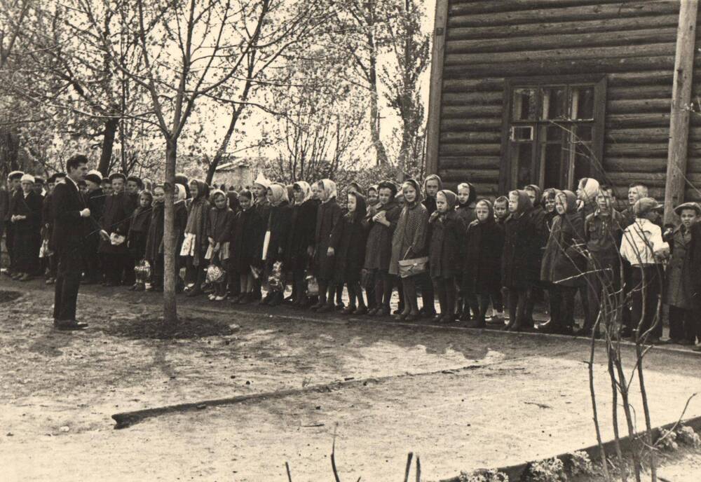 Фотография. Учащиеся начальных классов средней школы станции Сергач. 1965 г.