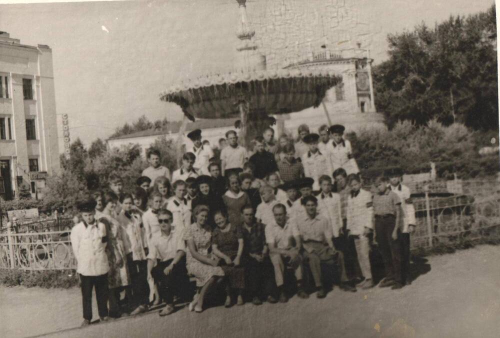 Фотография. Учащиеся средней школы № 4 станции Сергач на практике . 1955 г.