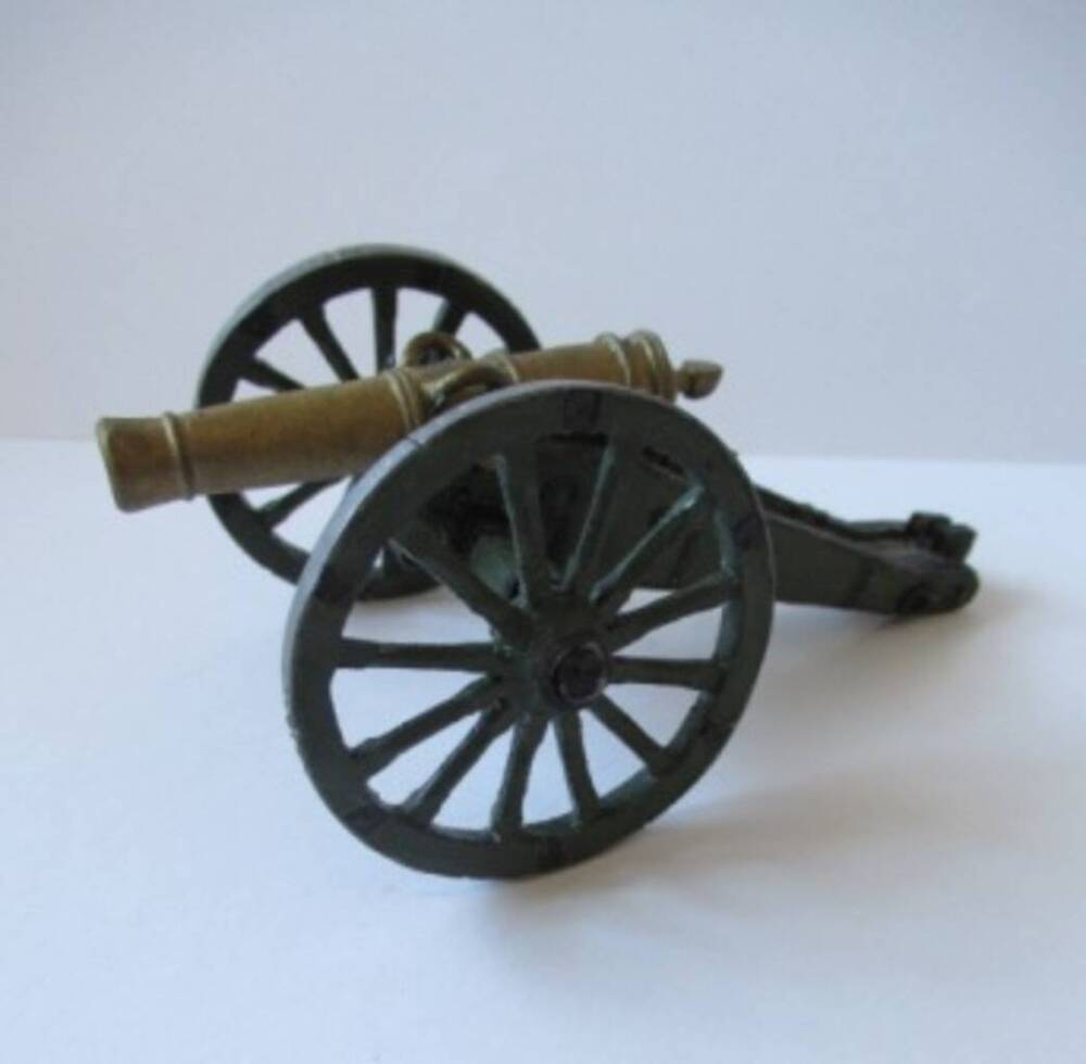 Игрушка в виде пушки XIX века.