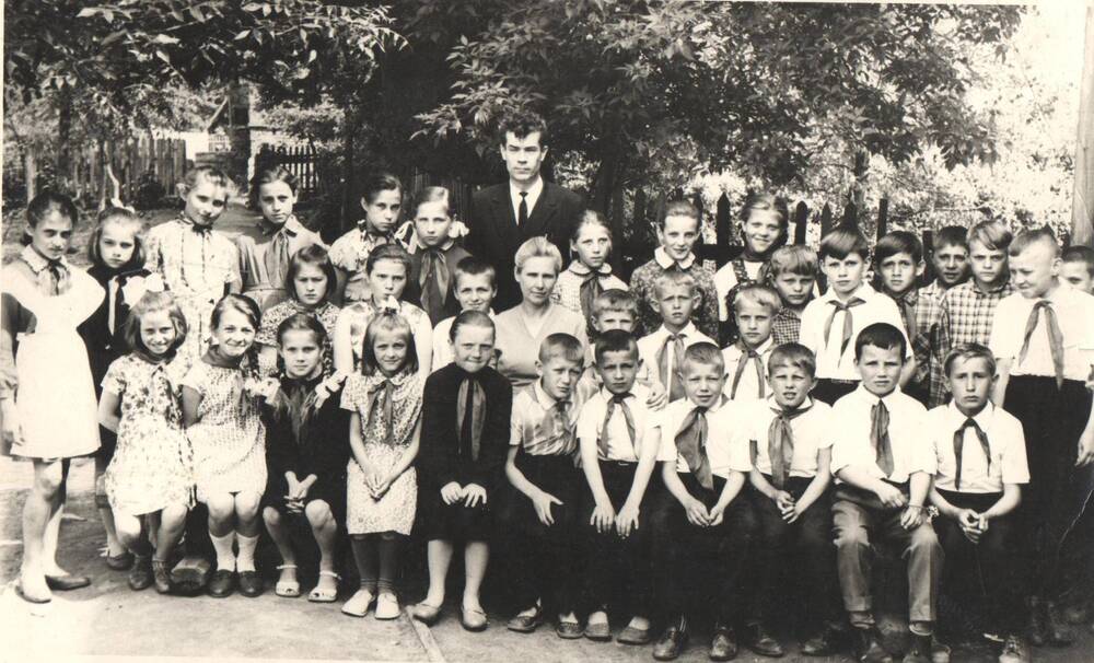 Фотография. Учащиеся начальных классов . 1967 г.