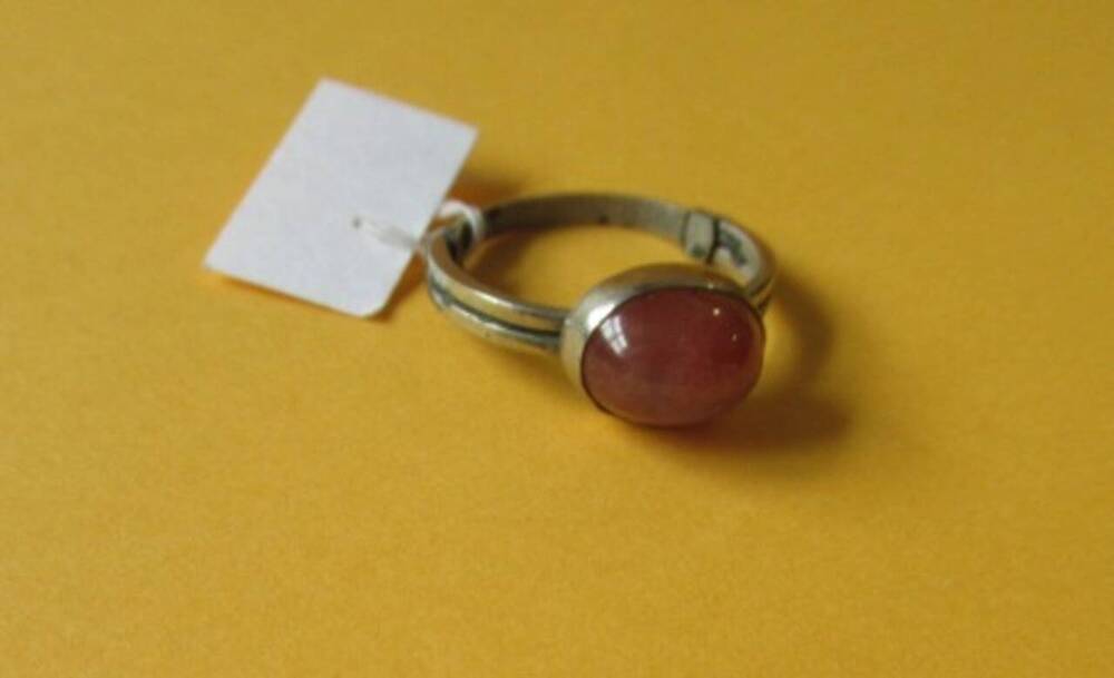 Перстень с халцедоном (из гарнитура с браслетом).