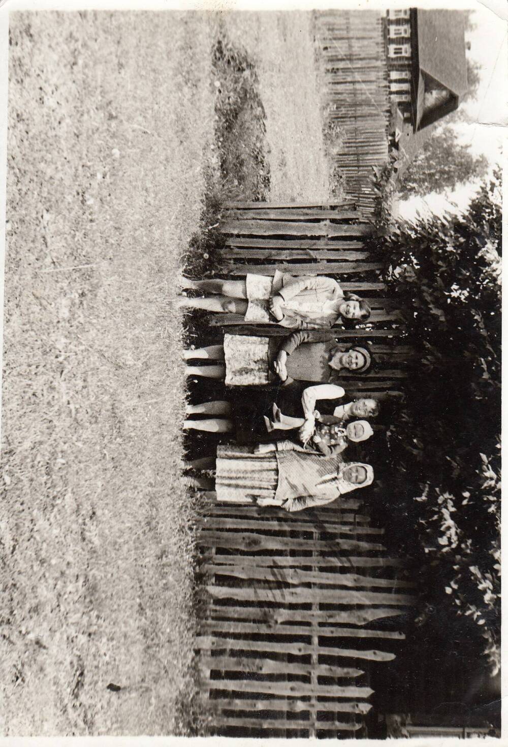 Фото четырех женщин с ребенком, стоят у забора