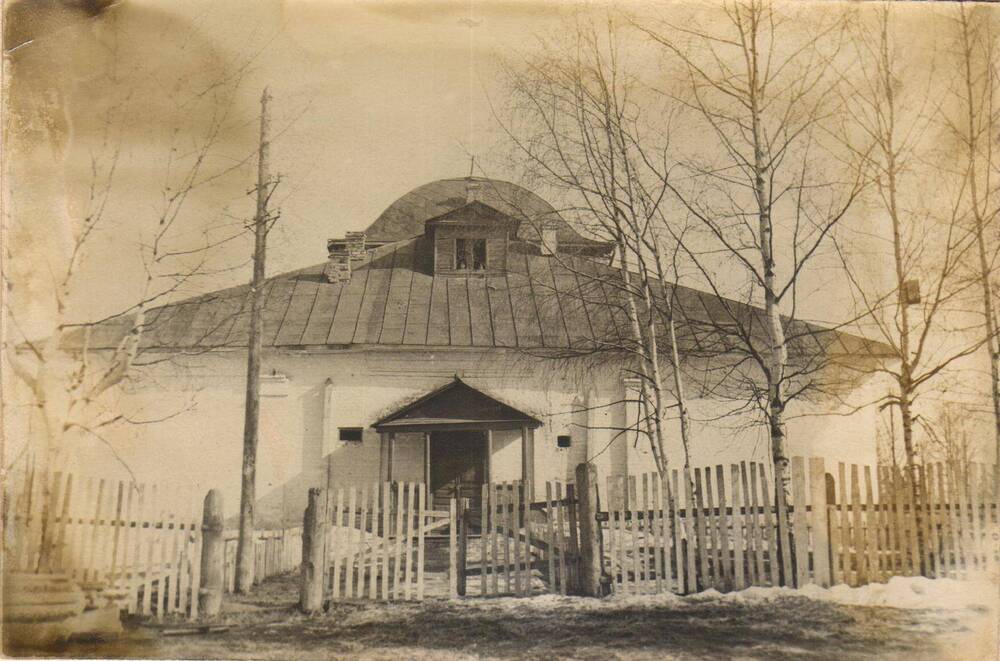 Фотография. Белая школа, ранее Измайловская церковь в селе Колшево.