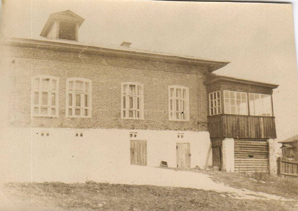 Фотография. Здание больницы в селе Колшеве.