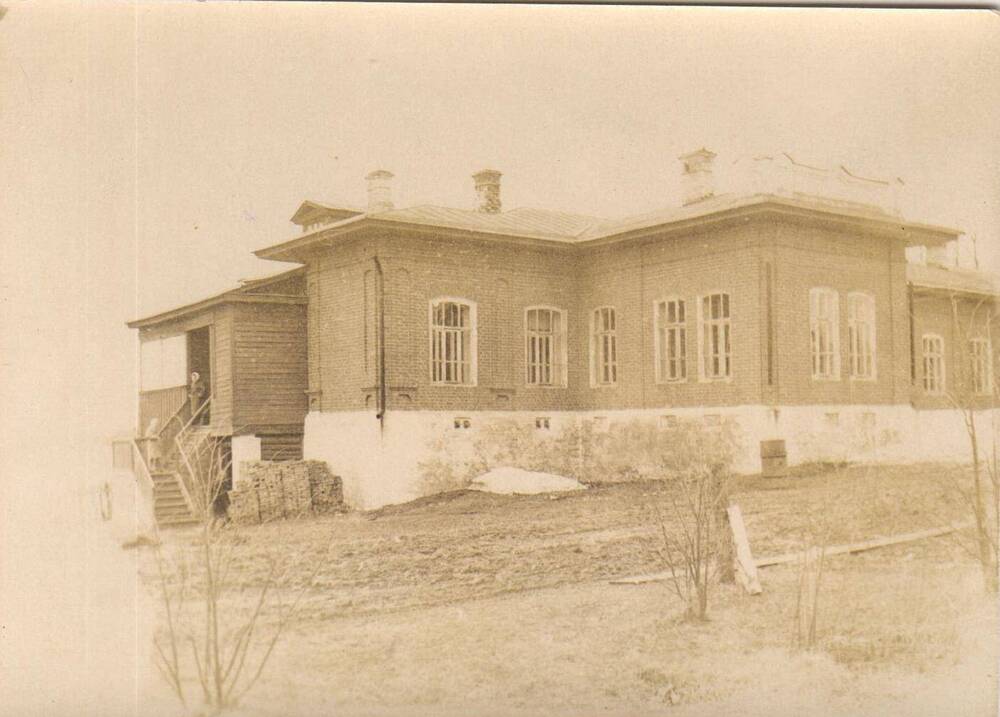 Фотография. Здание больницы в селе Колшеве 