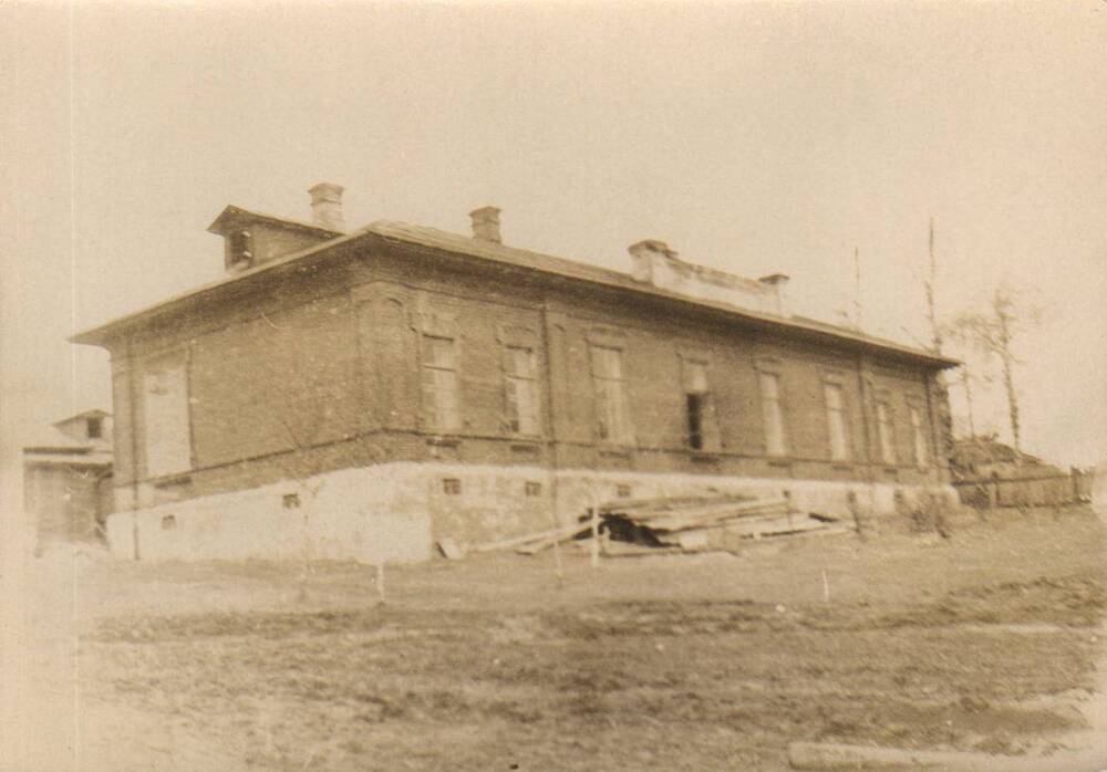Фотография. Здание, где в 1960-е годы находилась аптека в селе Колшеве.