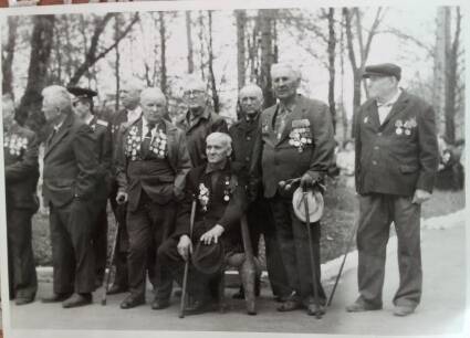 Фотография  групповая. Участники ВОВ 9 мая 1990г. в парке им. 40 лет Октября. Слева направо второй Петрушин И.Ф.