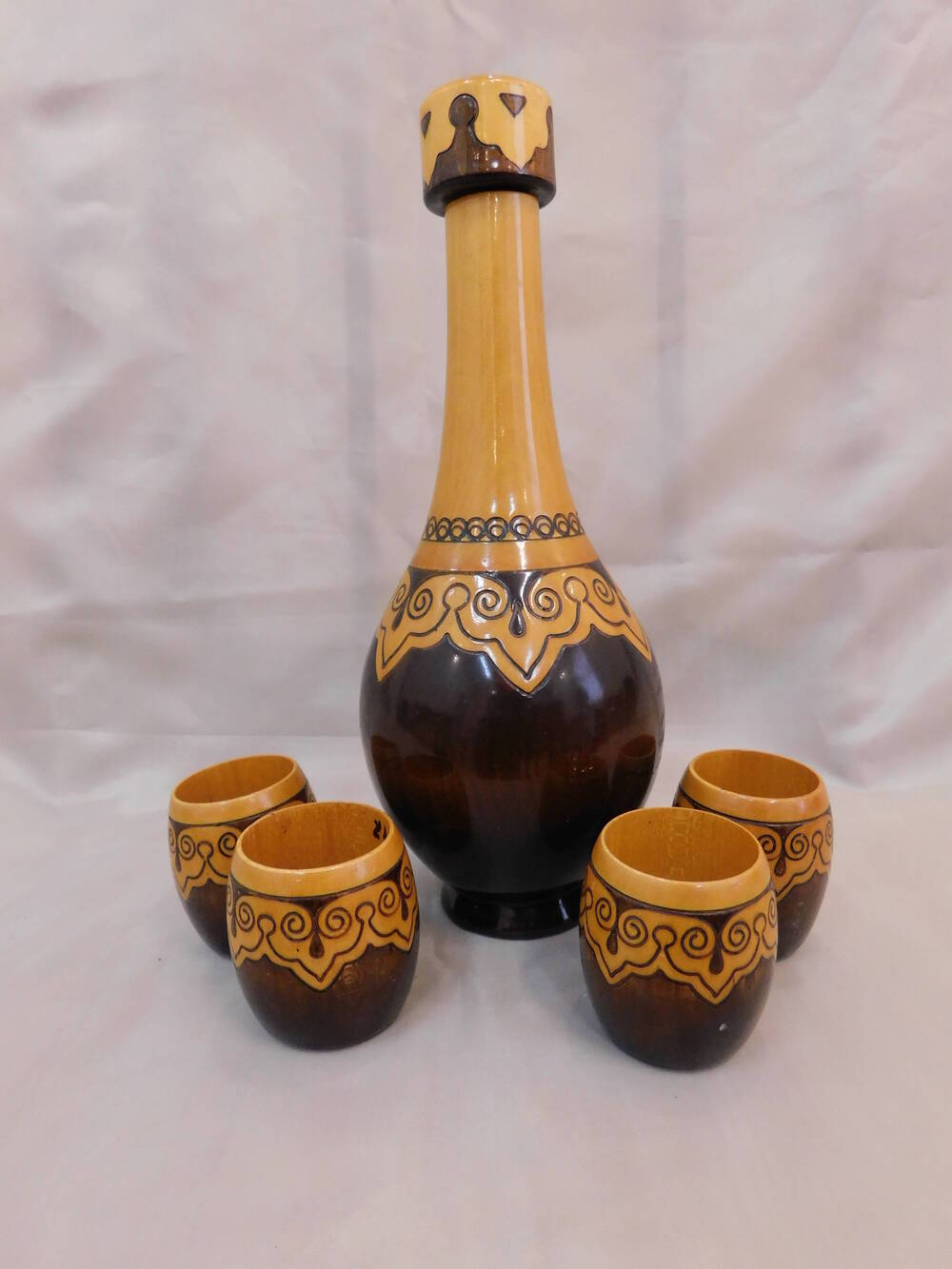 Набор сувенирный деревянный графин с крышкой и 4 стаканами