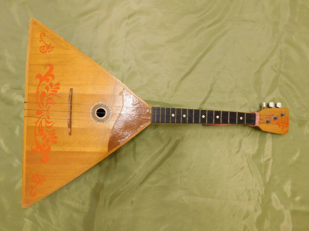 Балалайка-музыкальный инструмент
