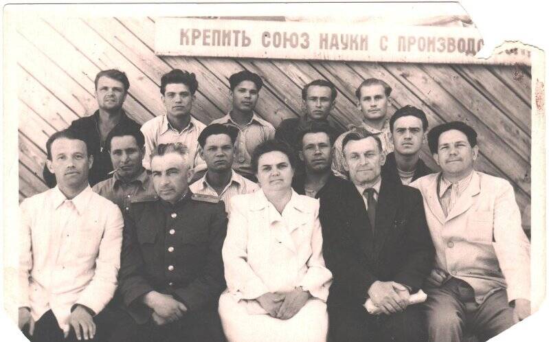 Фотография черно-белая. Екатерина Петровна Шкварина с учащимися школы рабочей молодежи.