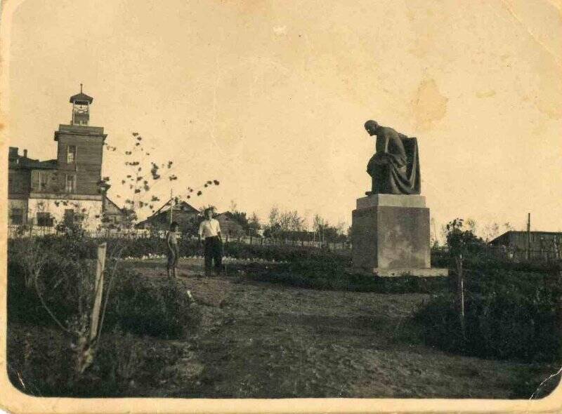 Фотография. «Памятник В.И. Ленину в парке»