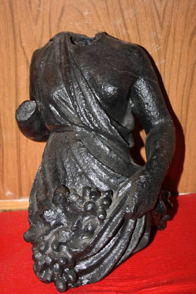 Фрагмент статуэтки Сборщица винограда - художественное литье