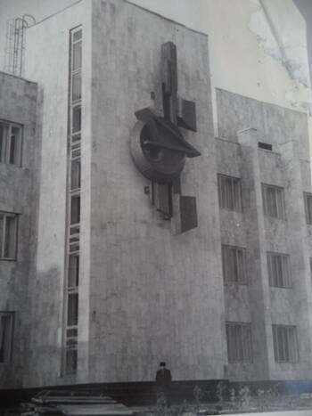 Фото: Горельеф из металла на фасаде клуба приборостроительного завода г.Чебоксары