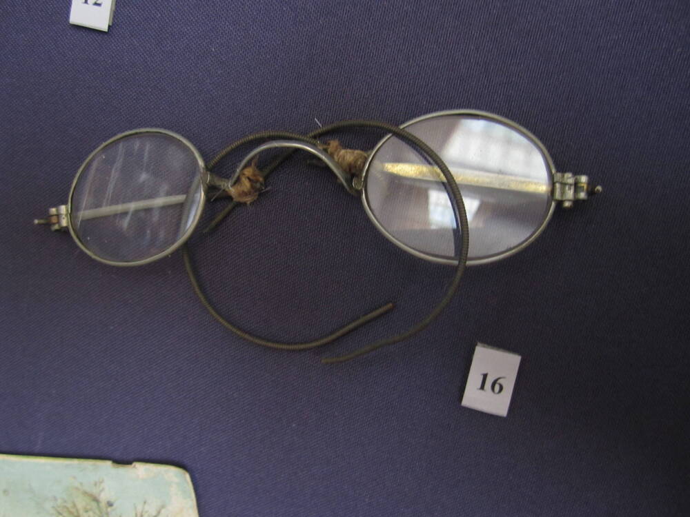 Очки с линзами овальной формы, в проволочной оправе. 1920-30-егг.
