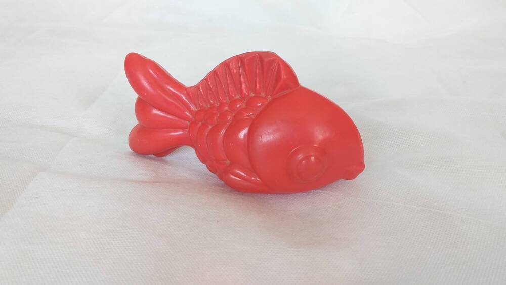 Игрушка пластмассовая, красная рыбка-