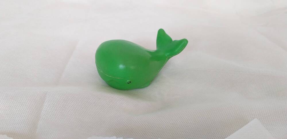 Игрушка пластмассовая, зеленая кит-