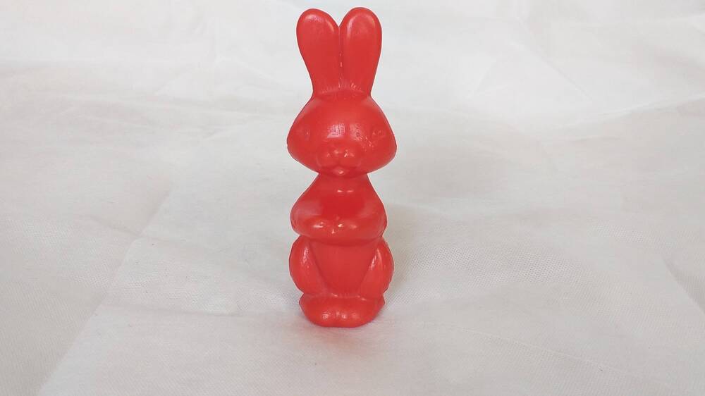 Игрушка пластмассовая, красная заяц-