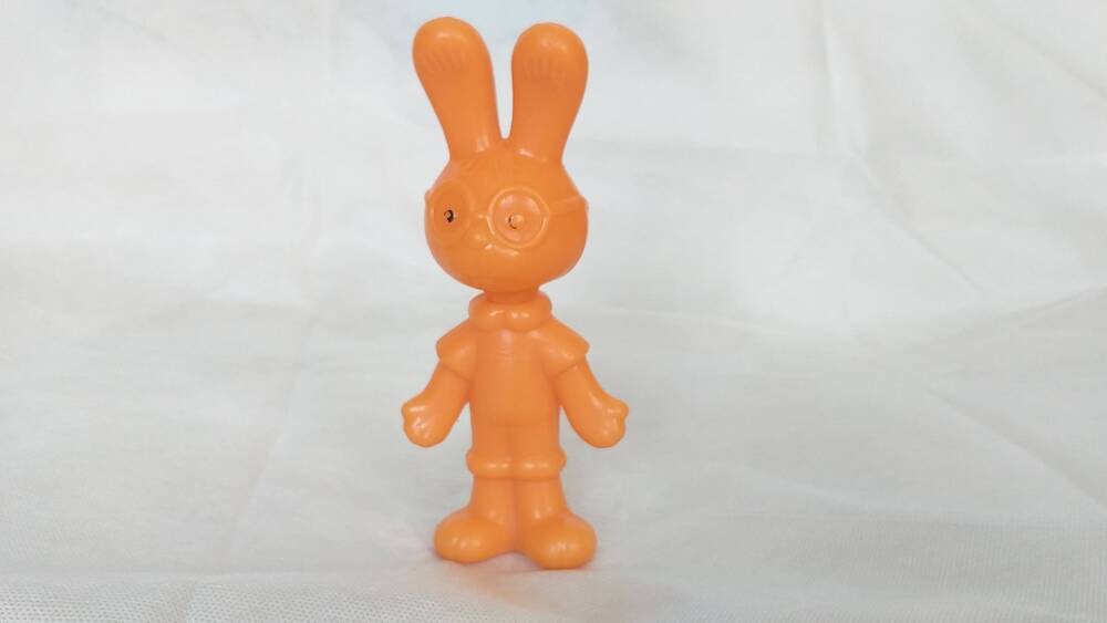 Игрушка пластмассовая, желтая кролик-