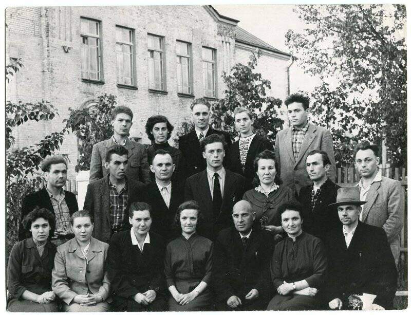 Фотография. Учащиеся 10-В класса, 1959-60 учебный год, и педагоги истринской вечерней школы.