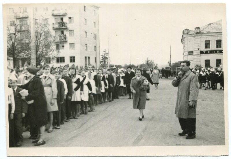 Фотография. Ученики школы им.Чехова на праздничной демонстрации.