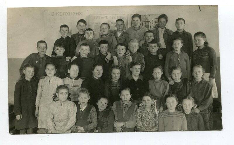 Фотография. М.А.Мальханова среди учеников одной из истринских школ.