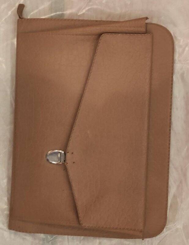 Папка для бумаг светло-коричневого цвета на металлической молнии, с накладным карманом