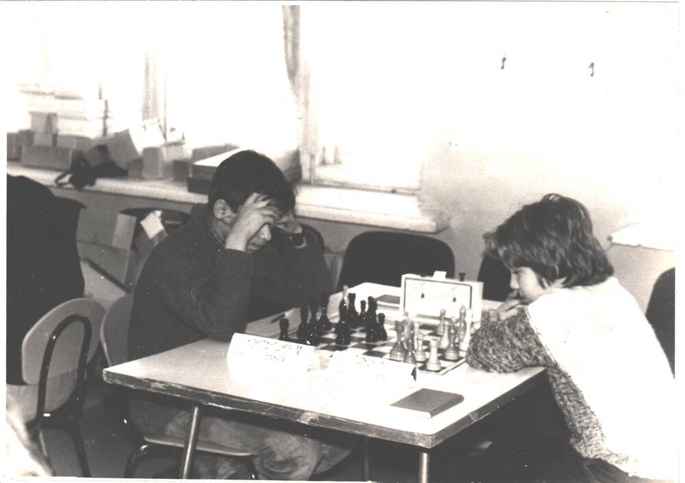 III Чемпионат по шахматам в городе Микуни. Константинов М. и Туркин В. участники чемпионата.