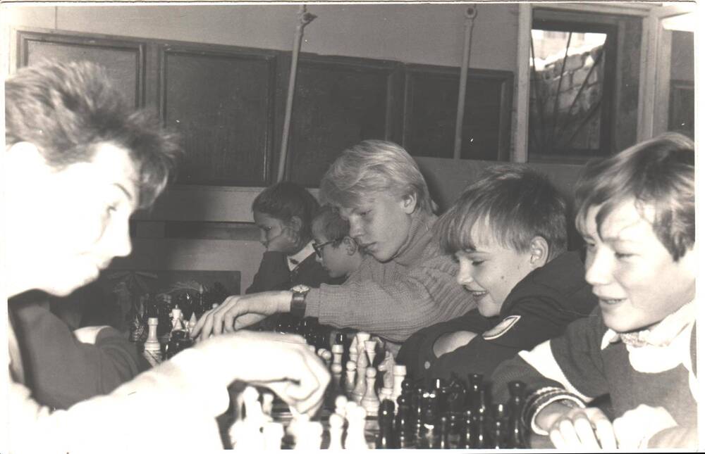 Участники первенства города среди школьников по шахматам.