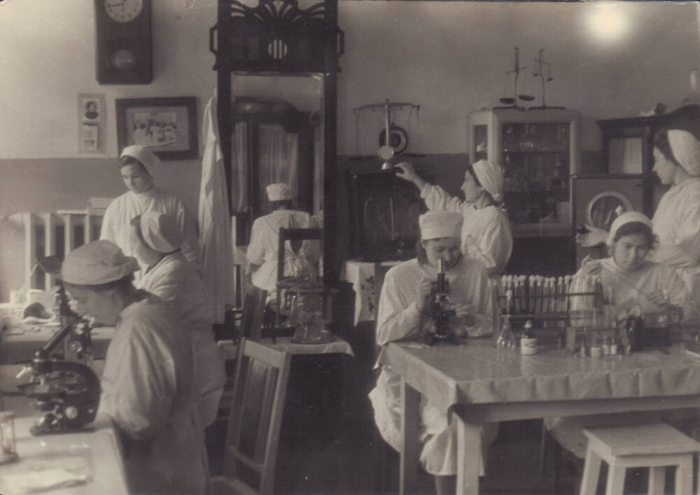 Фотография лаборатории районной больницы г. Кирсанова, 1960 г.