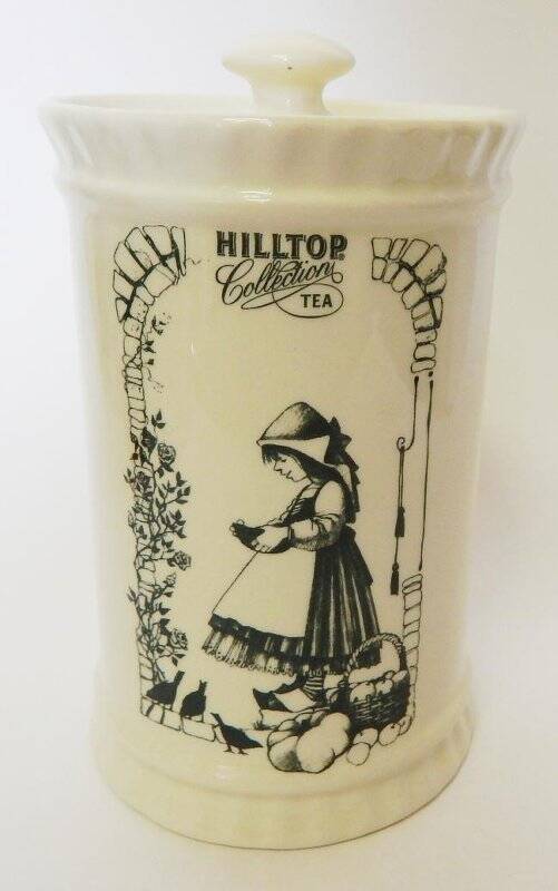 Чайница (банка керамическая) из белой керамики с крышкой, на тулове надпись «HILLTOP Collection TEA» и рисунок - девочка кормит птиц.