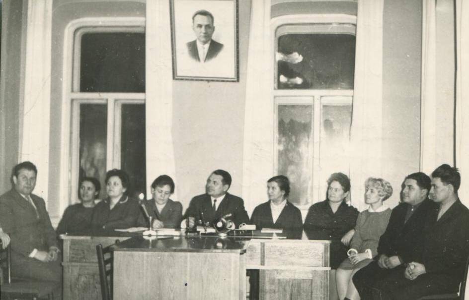 Фото ч/б., групповое.Заседание комиссии Горсовета по охране природы. 1970 г.