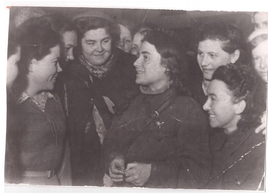 Фотография.К.А.Милорадова, боец в/ч 9903 беседует с девушками из батальона МПВО. Февраль 1942г.