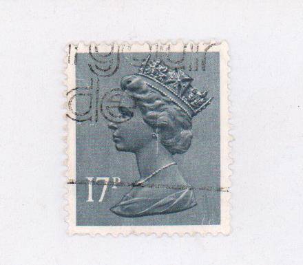 Марка почтовая Великобритании с портретом Елизаветы II, номинальной стоимостью 17 P , британских пенни.