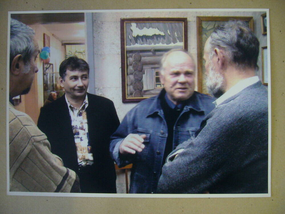 фотография «В.Мельников во время общения с режевскими художниками», 2005 г