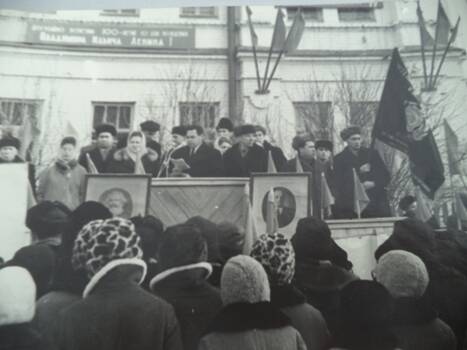 Фото: На митинге в честь  годовщины Великого Октября в г. Ядрине.