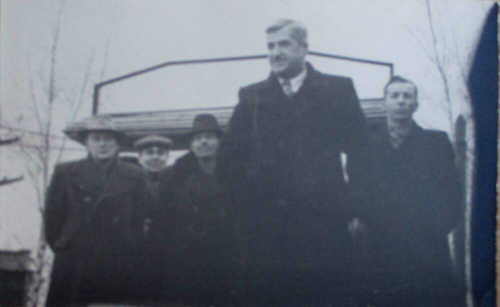 Фото. Манохин Ульян Иванович 
выступает перед рабочими КМЗ, 1958 г.