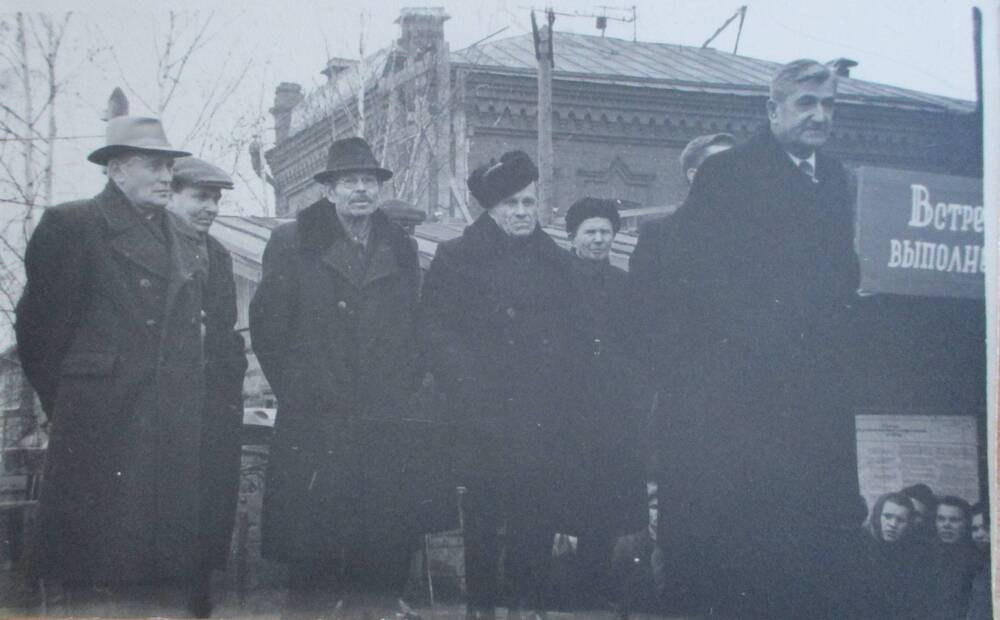 Фото. Манохин Ульян Иванович выступает перед рабочими Камбарского машзавода, 1958г.