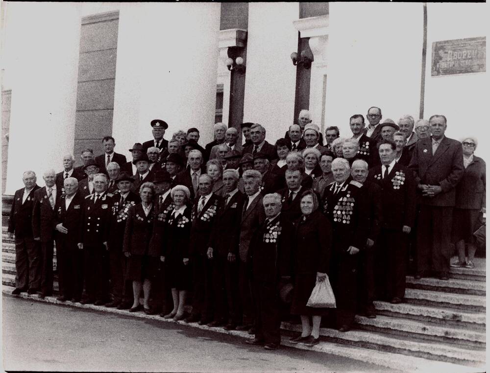 Фотография «Ветераны Великой Отечественной войны г. Артема у здания ДКУ 7 мая 1994 г.»