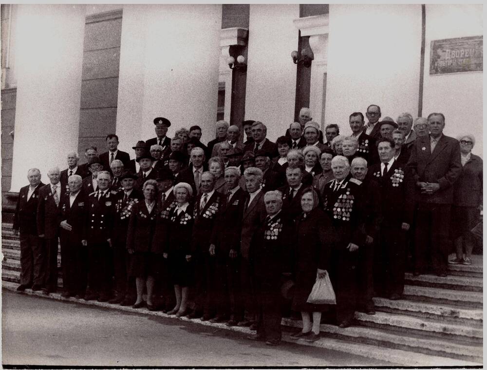 Фотография «Ветераны Великой Отечественной войны г. Артема у здания ДКУ 7 мая 1994 г.»