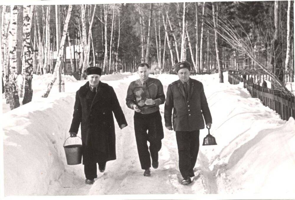 Фото: Геннадий Александрович Семенихин с товарищами.