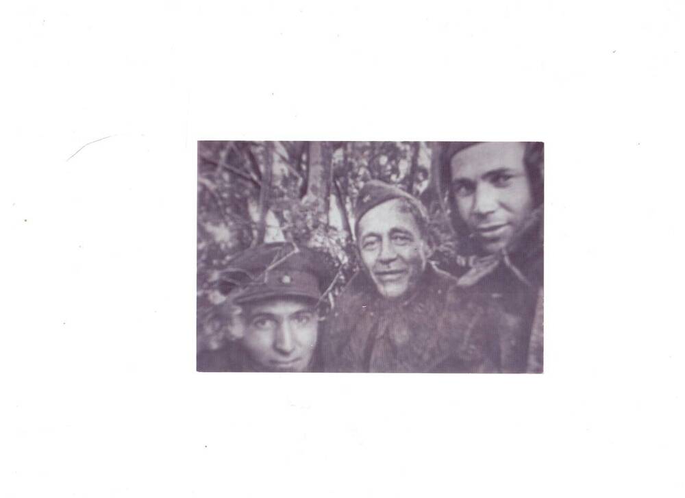 Фотография.Слева направо: К.Симонов, А.Сурков и П. Лидов, военные корреспонденты. Западный фронт. 1942г.