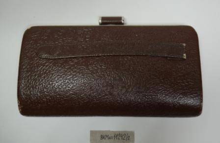 Клатч коричневого цвета прямоугольной формы, с рельефной лицевой стороной, с узкой ручкой-ремешком на корпусе и застежкой-защелкой