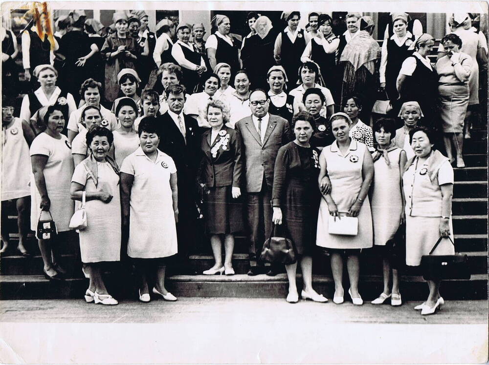 Фотография портретная. Делегаты I съезда женщин Эвенкии. В III ряду 1-я справа - Л.П. Ненянг (Комарова). 