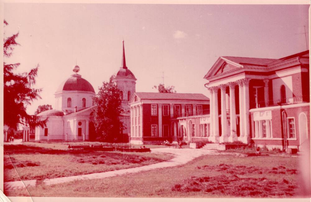 Фотография видовая, фасад и церковь усадьбы Гончаровых в с. Ярополец, 1983 г.