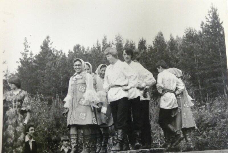 Фотография. Исполнение русского народного танца.  С/1-85 г.