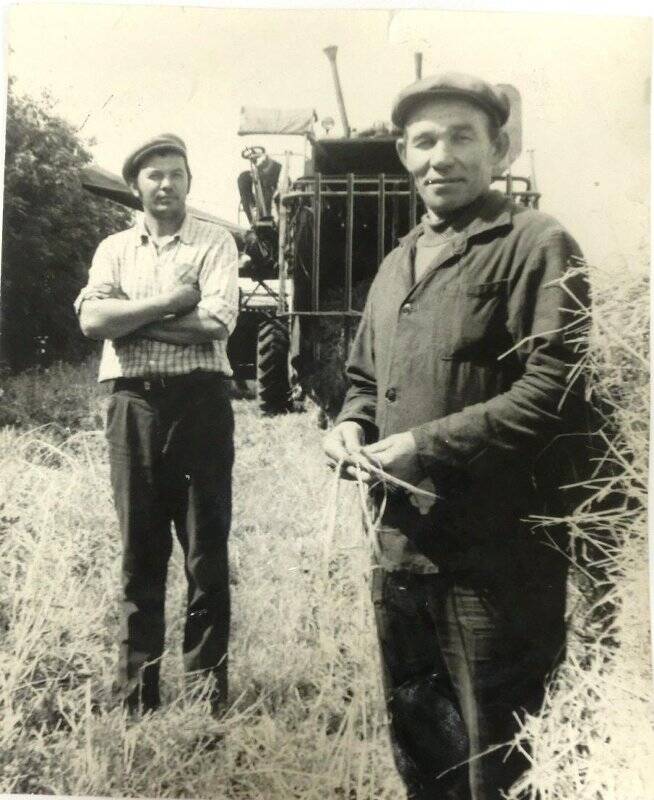 Фотография. К/з «Гигант»,1971 г. Кукушкин Анвар, помощник Фасхиев Динар.